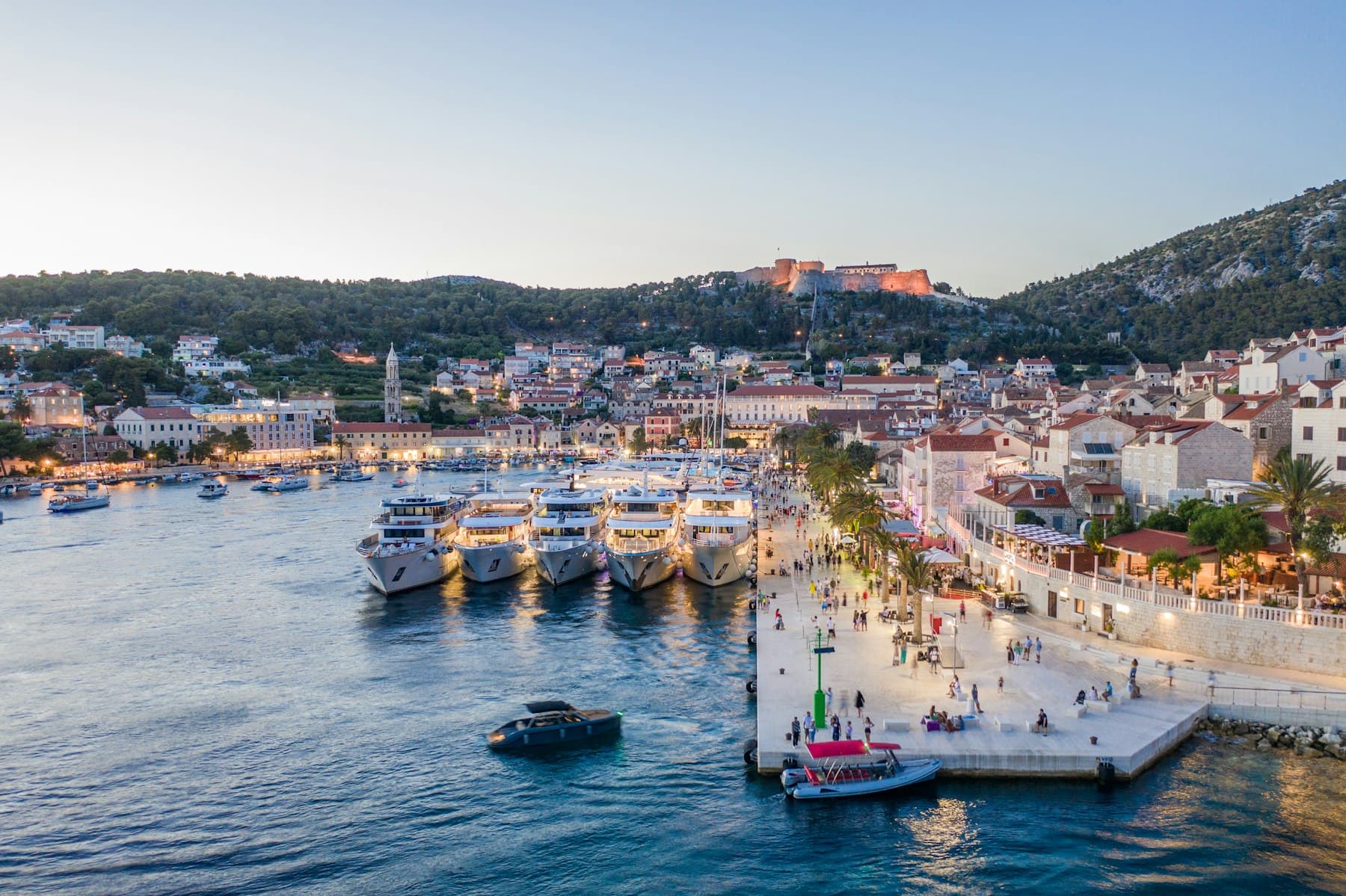 Pobrežie ostrova Hvar
